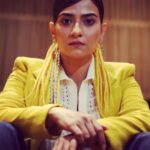 Aditi Sharma Instagram - 💛🌈 “थोड़ा सा रफू करके देखिए ना, फिर से नयी सी लगेगी🌻 ज़िन्दगी ही तो है…..” #gulzaarsaab 😇🌺