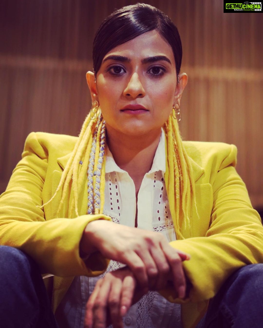 Aditi Sharma Instagram - 💛🌈 “थोड़ा सा रफू करके देखिए ना, फिर से नयी सी लगेगी🌻 ज़िन्दगी ही तो है…..” #gulzaarsaab 😇🌺