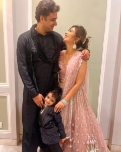Aditi Sharma Instagram - Eid Mubarak ❤️🙏🌙
Happy akshaya  tritiya 🙏🌻
Wishing good times n good health for you n your loved ones 🤗💐
#stayblessed #positivity 🌈
@sartaajahuja