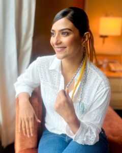 Aditi Sharma Instagram - Beauty begins the moment you decide to be yourself 🦋
@hairbyharrybajwa @prabhmakeover 
@drad.dreadsetgo 🌸