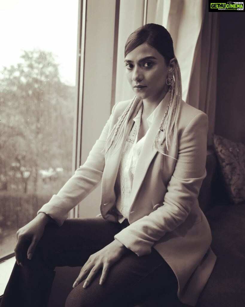 Aditi Sharma Instagram - “सीने में धड़कता जो हिस्सा हैं, उसी का तो ये सारा किस्सा हैं ।” गुलज़ार Happyyyy Sunday 🌻 #goodvibes #livelifetothefullest 💫