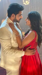 Aditi Sharma Instagram - When our souls light up and warm all the cockles of our hearts♥️💃🕺 Thank you for giving us #kathaankahee team so much loveeee💓 This one is for our wonderful audience 💓 #gratefulheart #sneakpeek 🌻