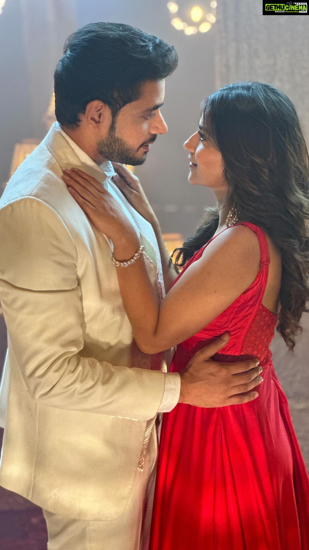 Aditi Sharma Instagram - When our souls light up and warm all the cockles of our hearts♥️💃🕺 Thank you for giving us #kathaankahee team so much loveeee💓 This one is for our wonderful audience 💓 #gratefulheart #sneakpeek 🌻