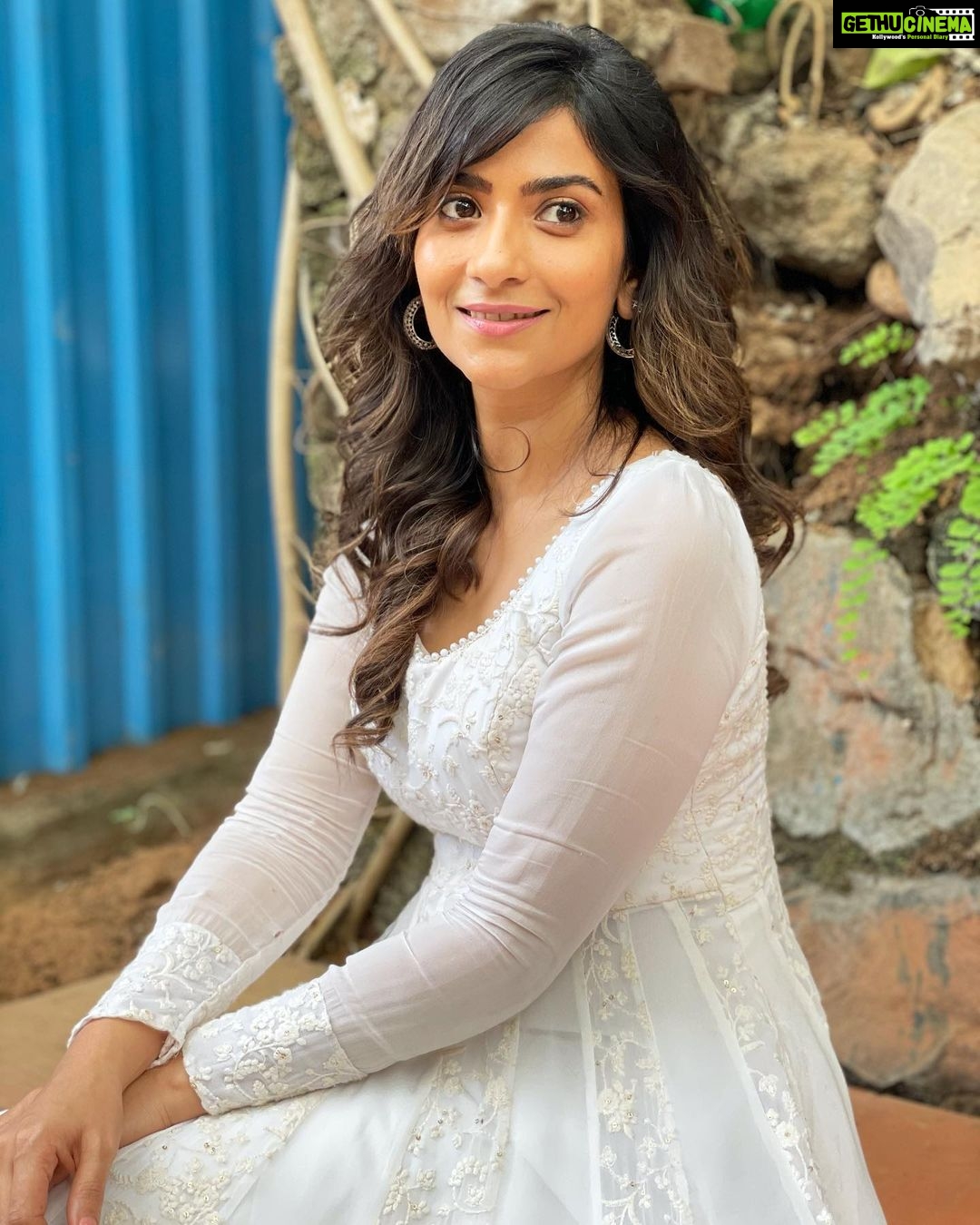 Aditi Sharma Instagram - “प्यार में अज़ीब ये रिवाज़ है, रोग भी वही है जो इलाज़ है। “🤍🧚🏻 #sundayshayari 💫 #livethelittlethings 💓