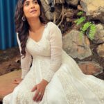 Aditi Sharma Instagram - “प्यार में अज़ीब ये रिवाज़ है, रोग भी वही है जो इलाज़ है। “🤍🧚🏻 #sundayshayari 💫 #livethelittlethings 💓