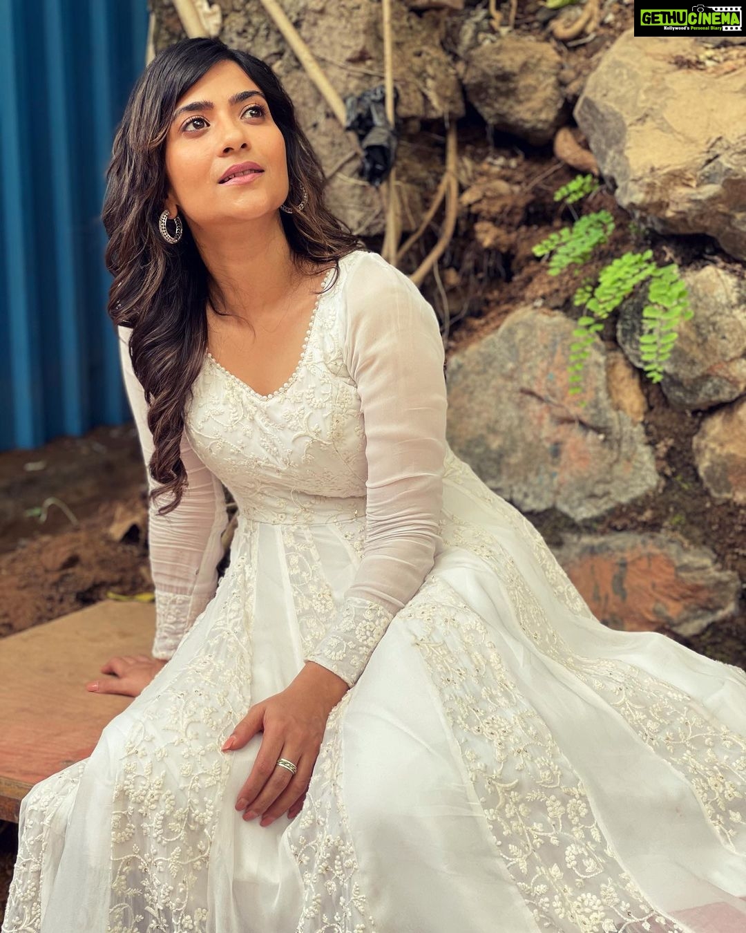 Aditi Sharma Instagram - “प्यार में अज़ीब ये रिवाज़ है, रोग भी वही है जो इलाज़ है। “🤍🧚🏻 #sundayshayari 💫 #livethelittlethings 💓
