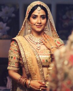 Aditi Sharma Instagram - मोहब्बत ज़िन्दगी बदल देती है, 
मिल जाए जब भी और ना मिले तब भी !!🌷
#wednesdaywisdom 😺
#bridal #gulzaarsaab 🌺