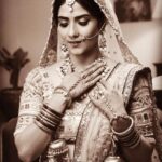Aditi Sharma Instagram – मोहब्बत ज़िन्दगी बदल देती है, 
मिल जाए जब भी और ना मिले तब भी !!🌷
#wednesdaywisdom 😺
#bridal #gulzaarsaab 🌺