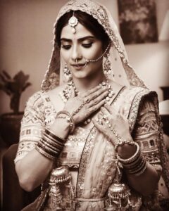 Aditi Sharma Instagram - मोहब्बत ज़िन्दगी बदल देती है, 
मिल जाए जब भी और ना मिले तब भी !!🌷
#wednesdaywisdom 😺
#bridal #gulzaarsaab 🌺
