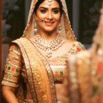 Aditi Sharma Instagram - मोहब्बत ज़िन्दगी बदल देती है, मिल जाए जब भी और ना मिले तब भी !!🌷 #wednesdaywisdom 😺 #bridal #gulzaarsaab 🌺