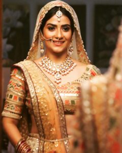 Aditi Sharma Instagram - मोहब्बत ज़िन्दगी बदल देती है, 
मिल जाए जब भी और ना मिले तब भी !!🌷
#wednesdaywisdom 😺
#bridal #gulzaarsaab 🌺