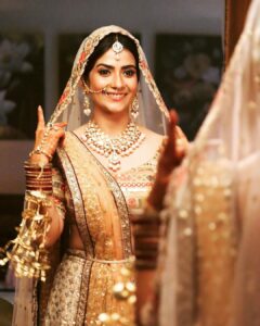 Aditi Sharma Instagram - मोहब्बत ज़िन्दगी बदल देती है, 
मिल जाए जब भी और ना मिले तब भी !!🌷
#wednesdaywisdom 😺
#bridal #gulzaarsaab 🌺