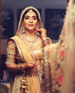 Aditi Sharma Instagram - मोहब्बत ज़िन्दगी बदल देती है, 
मिल जाए जब भी और ना मिले तब भी !!🌷
#wednesdaywisdom 😺
#bridal #gulzaarsaab 🌺