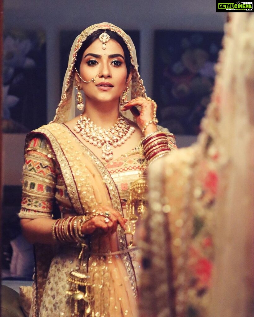 Aditi Sharma Instagram - मोहब्बत ज़िन्दगी बदल देती है, मिल जाए जब भी और ना मिले तब भी !!🌷 #wednesdaywisdom 😺 #bridal #gulzaarsaab 🌺
