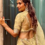 Aditi Sharma Instagram - “कभी मिलना हो तो बेवजह मिलना, वजह से मिलने वाले तो हर रोज मिलते है।” ☘️🌻 #saturdayvibes #gulzaarsaab