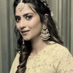 Aditi Sharma Instagram - “कभी मिलना हो तो बेवजह मिलना, वजह से मिलने वाले तो हर रोज मिलते है।” ☘️🌻 #saturdayvibes #gulzaarsaab