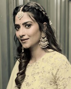 Aditi Sharma Instagram - “कभी मिलना हो तो बेवजह मिलना,
वजह से मिलने वाले तो हर रोज मिलते है।”
 ☘️🌻
#saturdayvibes #gulzaarsaab