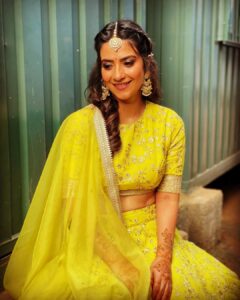 Aditi Sharma Instagram - “कभी मिलना हो तो बेवजह मिलना,
वजह से मिलने वाले तो हर रोज मिलते है।”
 ☘️🌻
#saturdayvibes #gulzaarsaab