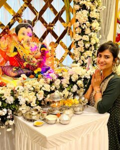 Aditi Sharma Instagram - Happy Ganesh Chaturthi 🌻
गणपति बप्पा मोरियाँ ⭐️🙏
🙏🙏🙏🙏
#blessings #gratitude