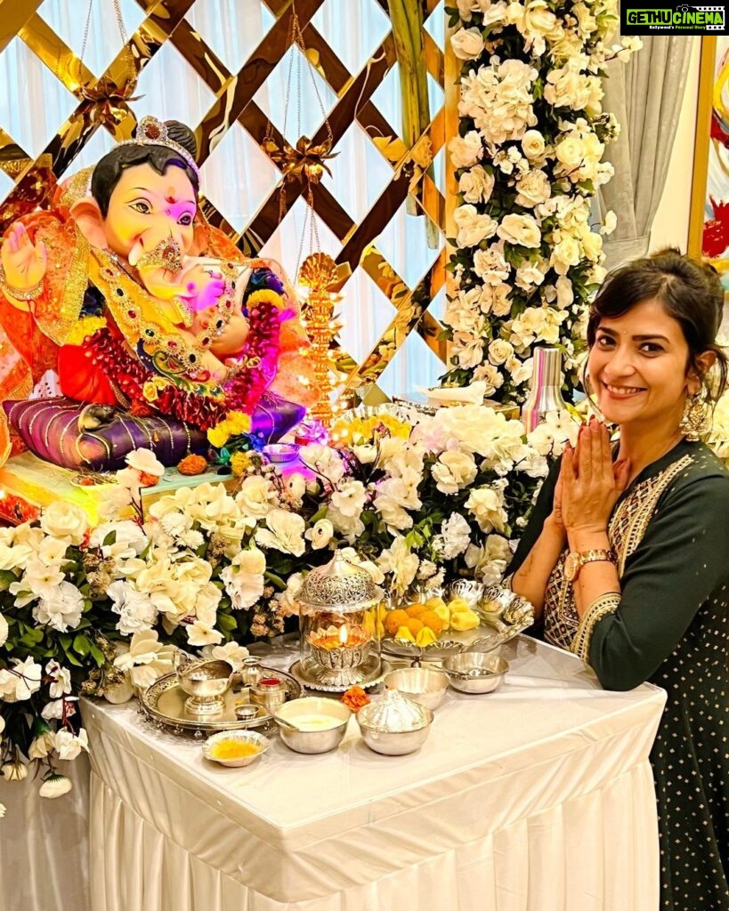 Aditi Sharma Instagram - Happy Ganesh Chaturthi 🌻 गणपति बप्पा मोरियाँ ⭐️🙏 🙏🙏🙏🙏 #blessings #gratitude