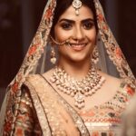Aditi Sharma Instagram – मोहब्बत ज़िन्दगी बदल देती है, 
मिल जाए जब भी और ना मिले तब भी !!🌷
#wednesdaywisdom 😺
#bridal #gulzaarsaab 🌺