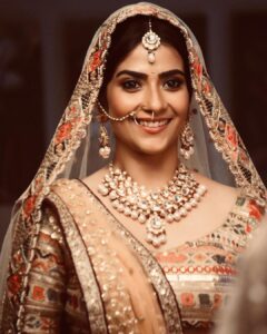 Aditi Sharma Instagram - मोहब्बत ज़िन्दगी बदल देती है, 
मिल जाए जब भी और ना मिले तब भी !!🌷
#wednesdaywisdom 😺
#bridal #gulzaarsaab 🌺