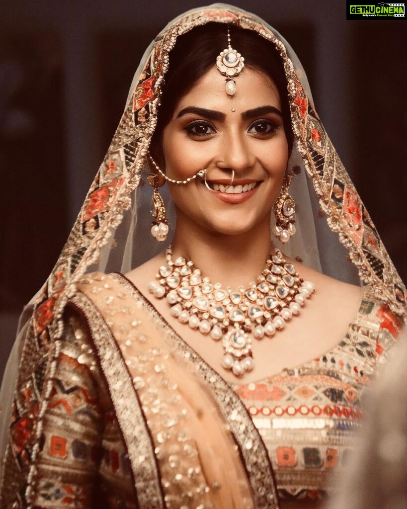 Aditi Sharma Instagram - मोहब्बत ज़िन्दगी बदल देती है, मिल जाए जब भी और ना मिले तब भी !!🌷 #wednesdaywisdom 😺 #bridal #gulzaarsaab 🌺