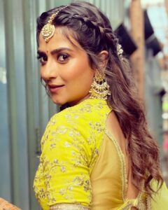 Aditi Sharma Instagram - “कभी मिलना हो तो बेवजह मिलना,
वजह से मिलने वाले तो हर रोज मिलते है।”
 ☘️🌻
#saturdayvibes #gulzaarsaab