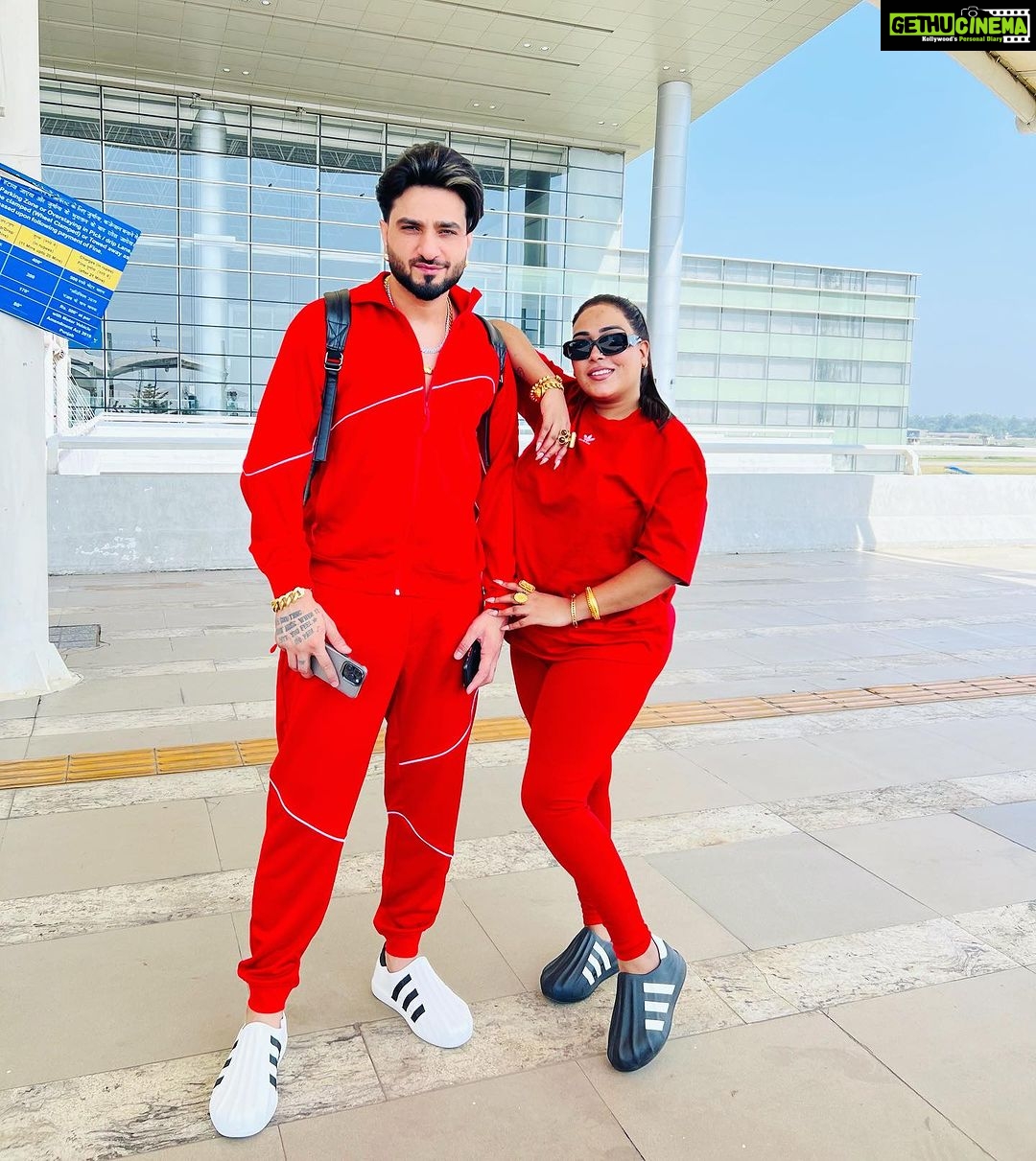 Afsana Khan Instagram - ਭਾਰਤ ਤੋ ਕੁਵੈਤ ਲਈ ਅਫ਼ਸਾਜ਼ ਜੋੜਾ ਹੋਇਆ ਰਵਾਨਾ 💫🙏 @saajzofficial @itsafsanakhan @afsanakhanmusic #afsaajz Chandigarh, India
