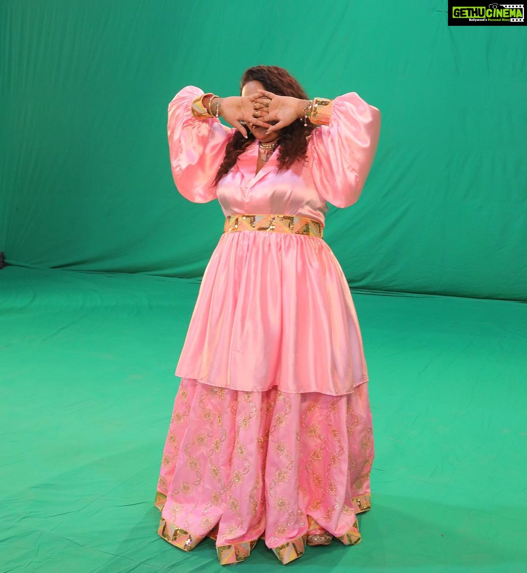 Afsana Khan Instagram - रोज तारो की नुमाईश में खलल पड़ता है ये चाँद है पागल जो रात में निकल पड़ता है। 🔜 subscribe @afsanakhanmusic 💫❤️🫶 @itsafsanakhan @afsanakhanmusic #justiceforsidhumoosewala #reels #soon #surprise #love #instagood #viral #songs #motivation #blessed Chandigarh, India
