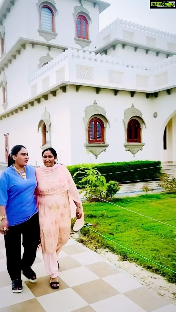 Afsana Khan Instagram - मेरी माँ का संघर्ष मेरी ताकत है Love u Mumma @ashabegum81 ❤️😘 #justiceforsidhumoosewala #reelsinstagram #réel #mom #mumma Chandigarh, India