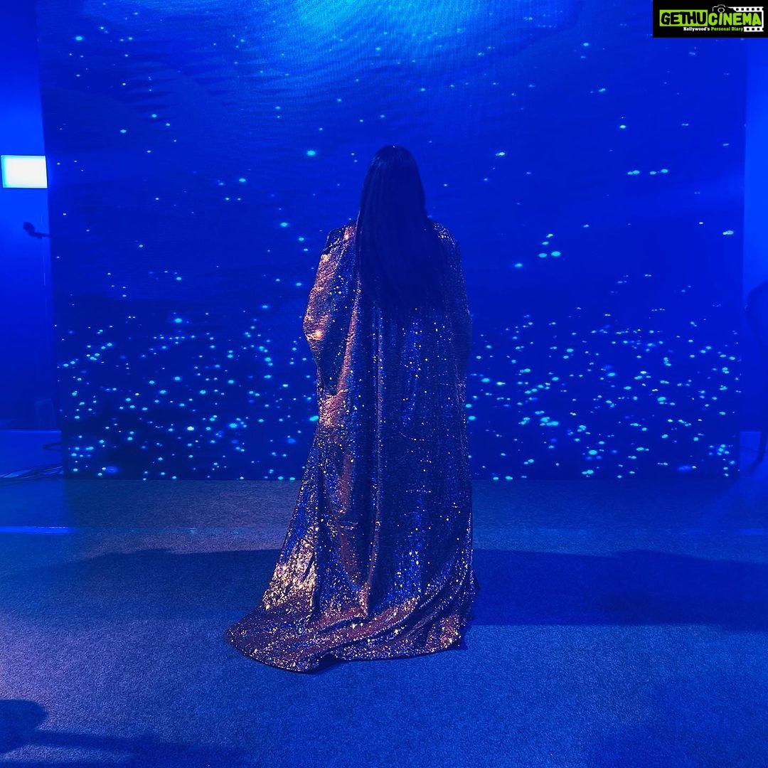 Afsana Khan Instagram - पत्थर की दुनिया जज़्बात नहीं समझती, दिल में क्या है वो बात नहीं समझती, तनहा तो चाँद भी सितारों के बीच में है, पर चाँद का दर्द वो रात नहीं समझती।