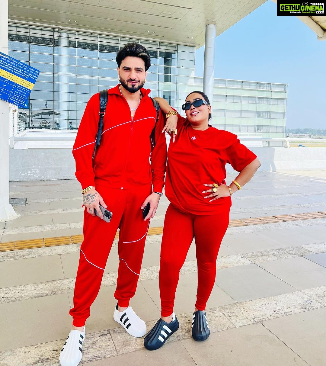 Afsana Khan Instagram - ਭਾਰਤ ਤੋ ਕੁਵੈਤ ਲਈ ਅਫ਼ਸਾਜ਼ ਜੋੜਾ ਹੋਇਆ ਰਵਾਨਾ 💫🙏 @saajzofficial @itsafsanakhan @afsanakhanmusic #afsaajz Chandigarh, India