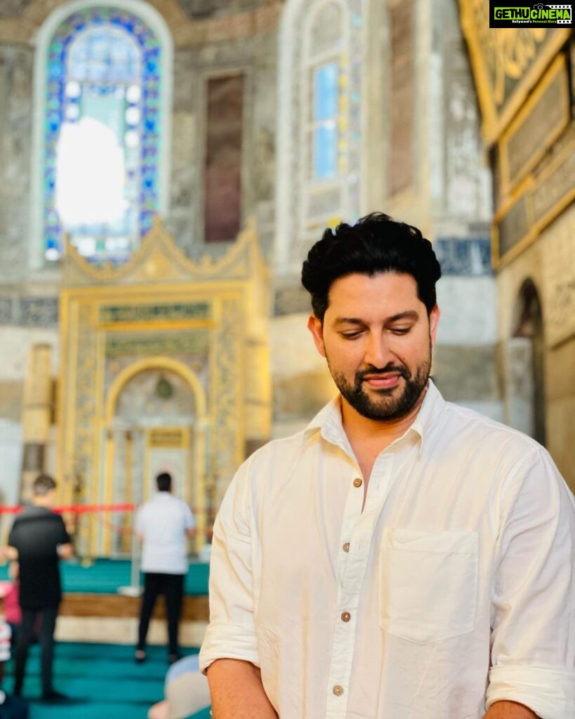 Aftab Shivdasani Instagram - ‘Religion is following the messenger, Spirituality is following the message.’ 💌✨☮ #loveandrespect #peace Ayasofya Istanbul