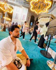 Aftab Shivdasani Instagram - ‘Religion is following the messenger,
Spirituality is following the message.’ 💌✨☮️ 
#loveandrespect #peace
