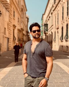 Aftab Shivdasani Instagram - Your heart tells you big things in little ways…
Listen. 💫🤍
- Butterflies rising.