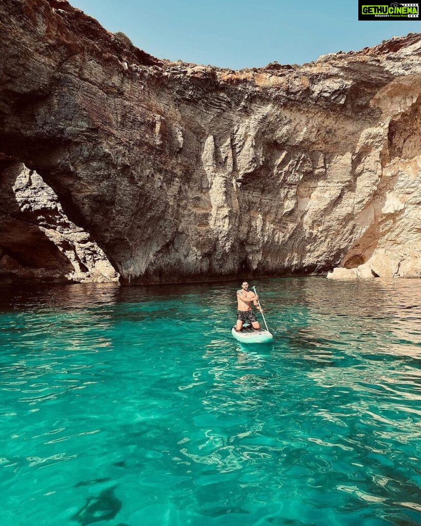 Aftab Shivdasani Instagram - “At sea, I learned how little a person needs, not how much.” - Robin Lee Graham. 🚣🏻🌊🌞 #gratefuleveryday Malta