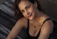 Aisha Sharma Instagram - She wears a heart that can melt my own Wears a smile that can make me wanna sing 🎶 📸- @mikedesir