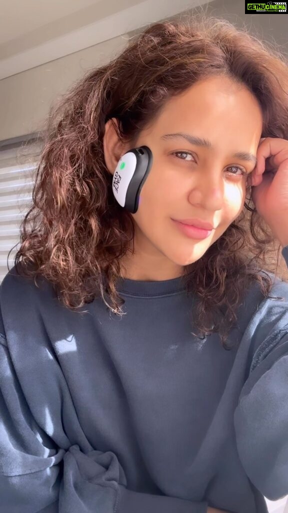 Aisha Sharma Instagram - #skincarewithaisha Did someone say a portable led light shot for acne !! Yes please . @facegym #skincare #acne #skincaretips #beautytools