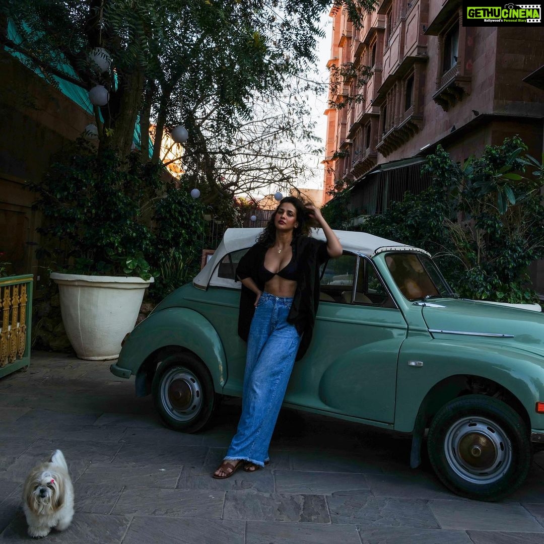 Aisha Sharma Instagram - Q- what is that makes life truly exciting ? A - Possibility #weekend #weekendvibes #possibilities