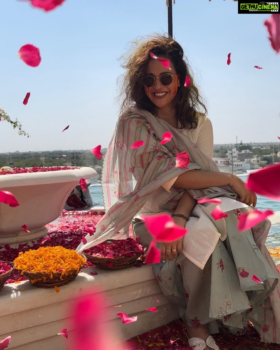 Aisha Sharma Instagram - Happy Women’s Day & A very happy Holi . ♥️#incredibeindia #travel #aishatravels Narender Bhavan, Bikaner