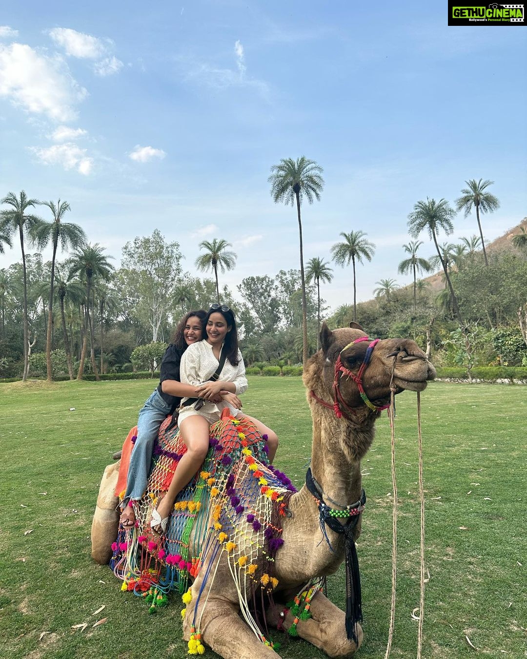 Aisha Sharma Instagram - Happiness is the spiritual experience of living every minute with love, grace and gratitude . @nehasharmaofficial makes the experience ♥️ @amanbagh #Amanbagh #TheSpiritOfAman #AmanWellness #AmanFoodie #AmanAdventure #nofilterneeded #nofilter #sharmasisters #sundays