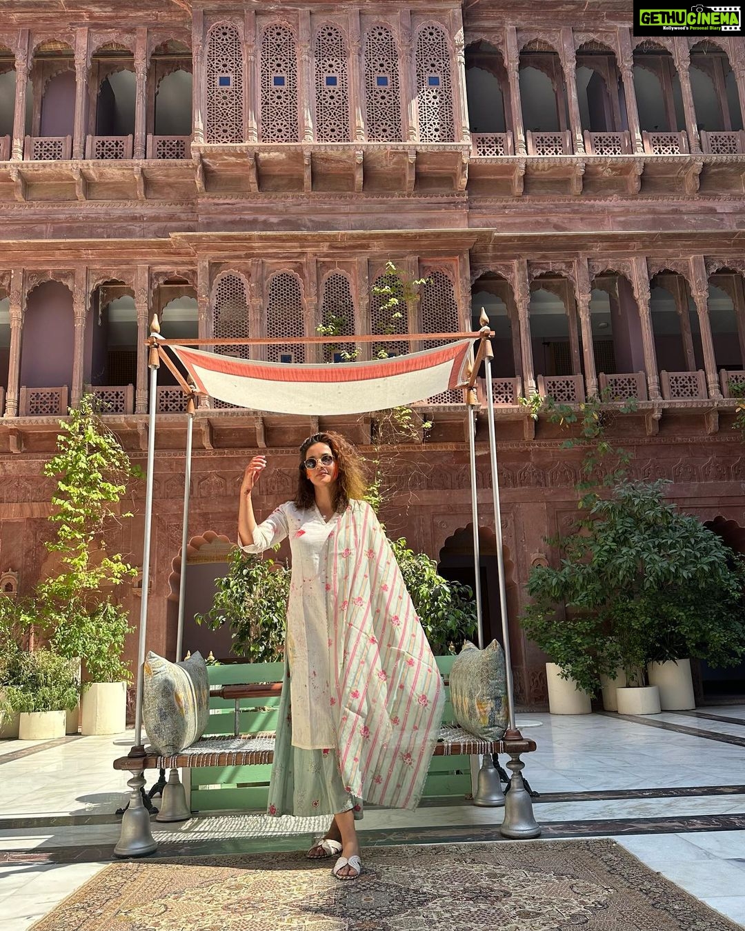 Aisha Sharma Instagram - Happy Women’s Day & A very happy Holi . ♥️#incredibeindia #travel #aishatravels Narender Bhavan, Bikaner