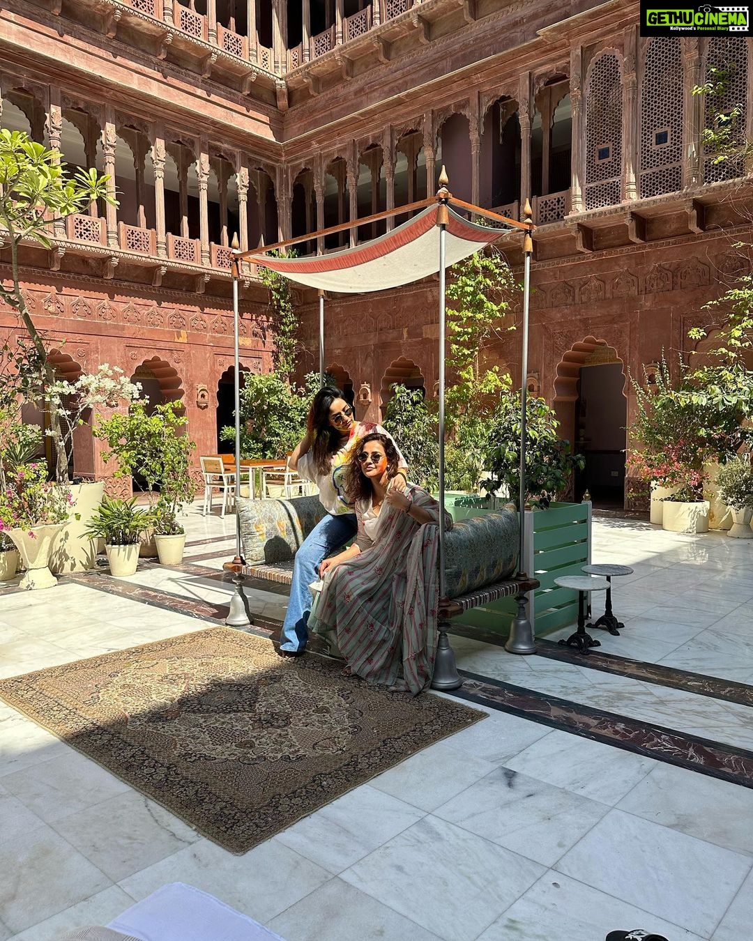 Aisha Sharma Instagram - Happy Women’s Day & A very happy Holi . ♥️#incredibeindia #travel #aishatravels Narender Bhavan, Bikaner