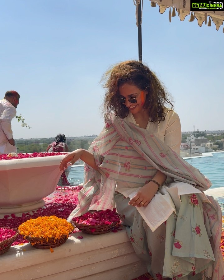 Aisha Sharma Instagram - Happy Women’s Day & A very happy Holi . ♥️#incredibeindia #travel #aishatravels Narender Bhavan, Bikaner