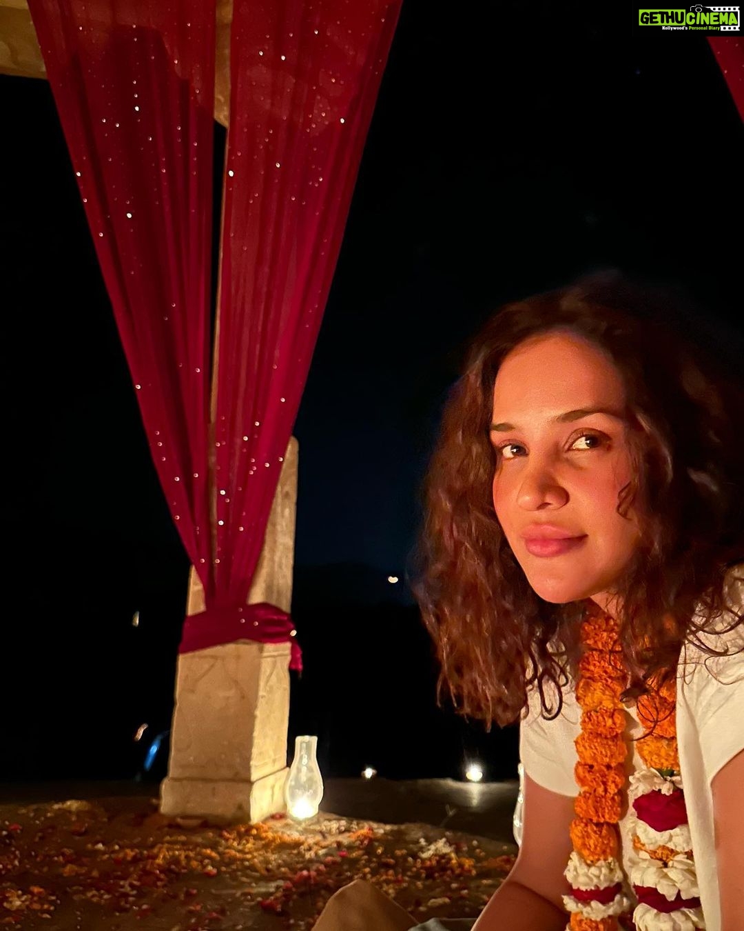 Aisha Sharma Instagram - Dreamy setting , impeccable company. @amanbagh @nehasharmaofficial #Amanbagh #TheSpiritOfAman #AmanWellness #AmanFoodie #AmanAdventure #nofilterneeded #nofilter #sharmasisters #sunday