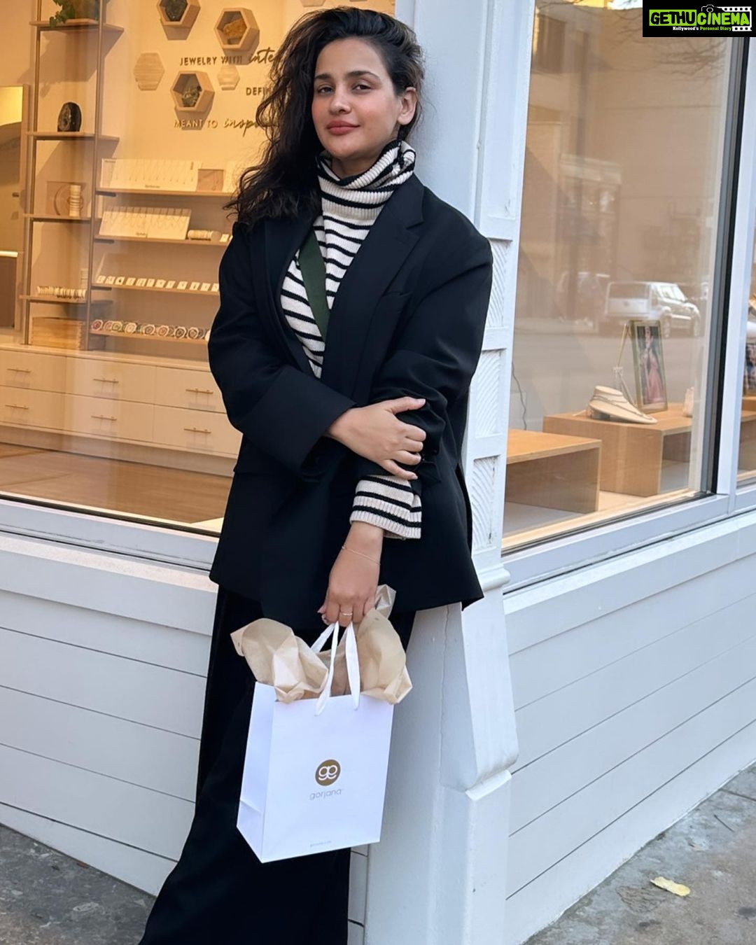 Aisha Sharma Instagram - What a strange world. We trade our days for things. ✨💫#weekendvibes #weekend #chicago #travel #aishatravels Chicago, Illinois