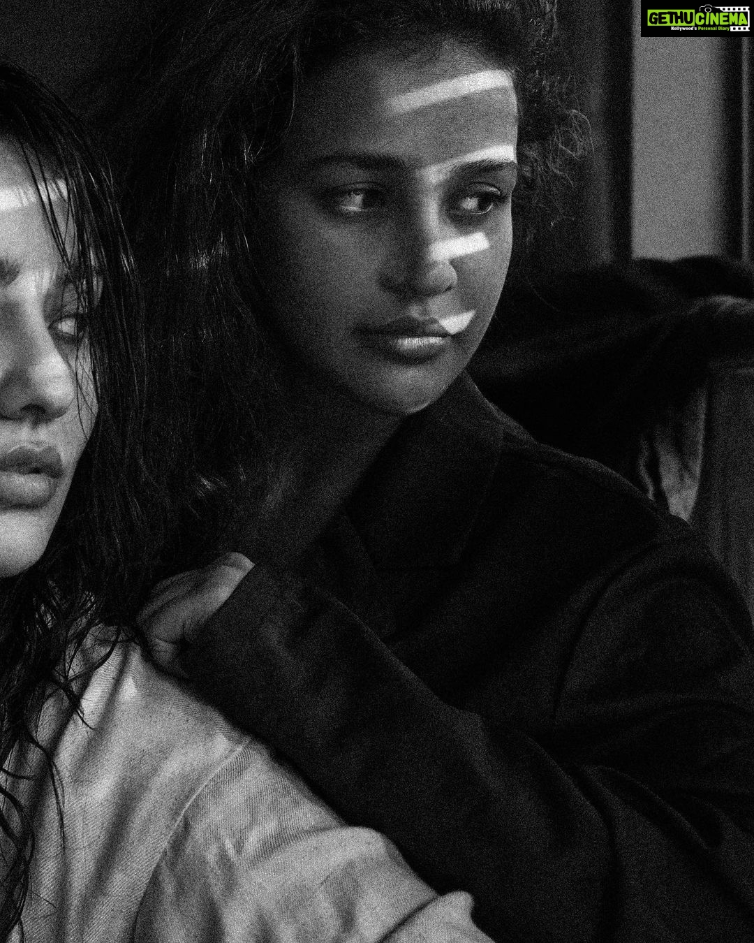 Aisha Sharma Instagram - 🤍🖤🤍🖤 📸 - @mikedesir #siblings #siblingsgoals #sharmasisters #raw
