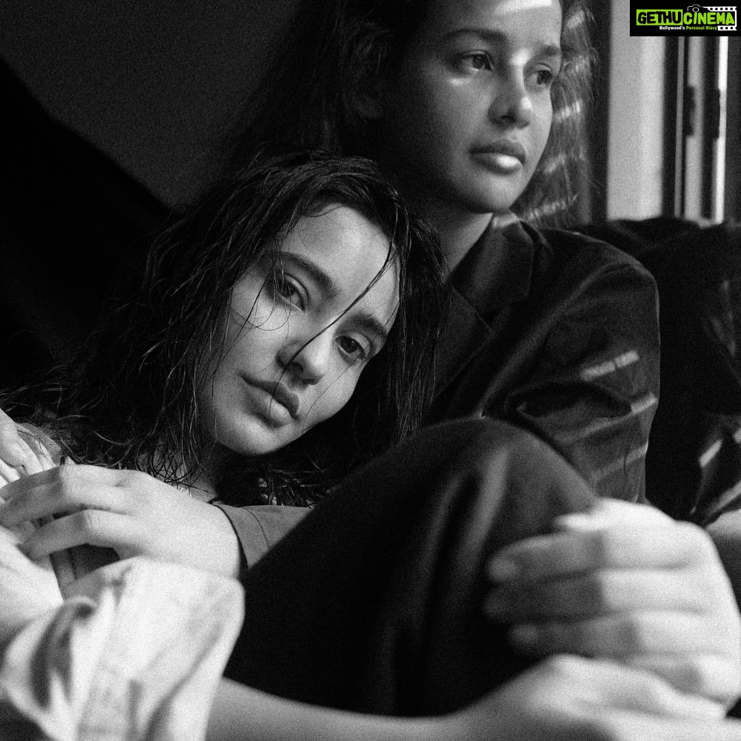 Aisha Sharma Instagram - An afternoon together ————— 🖤🤍🖤🤍 📸 - @mikedesir #siblings #sharmasisters #blacknwhite #photograph