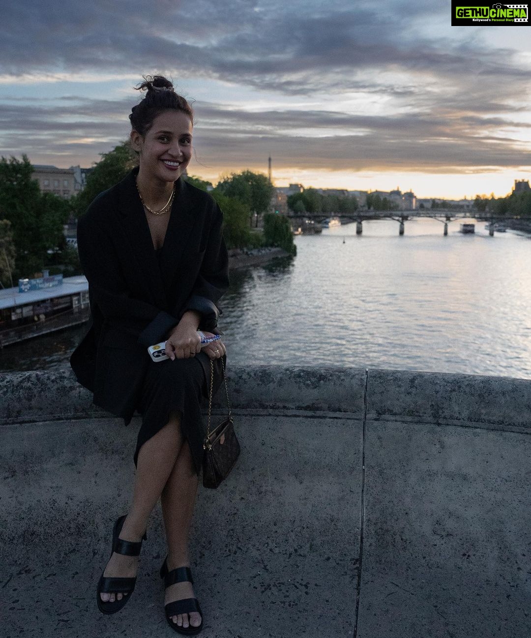 Aisha Sharma Instagram - Open up your mindset to one of abundance—and see what happens! #paris #france #aishainparis #travel #travelphotography #photooftheday đŸ“¸- @mikedesir